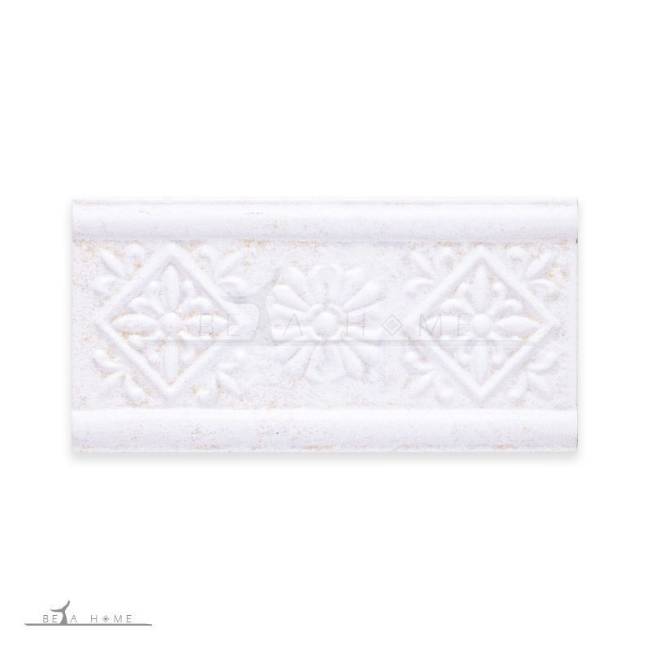 Light cream textured border tile